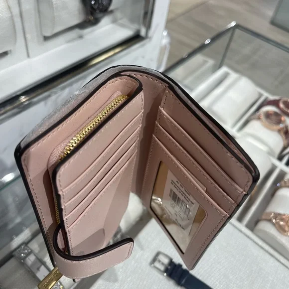 MICHAEL KORS Jet Set Medm Signature Logo BiFold Zip CN Wallet
Powder Blush 
NWT - Picture 10 of 16
